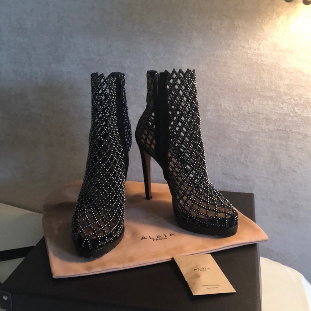Alaia Gorgeous Brand New Suede Booties 🔥💋